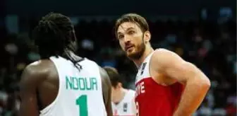 Semih Erden: Milli basketbolcu Semih Erden, saadet zincirine 1 milyon 358 bin TL kaptırdı Semih Erden: Milli basketbolcu Semih Erden, saadet zincirine 1 milyon 358 bin TL kaptırdı