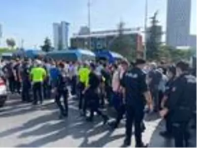Minibüsçüler bu kez Kartal'da toplandı Minibüsçüler bu kez Kartal'da toplandı
