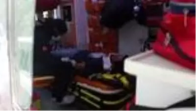 Otomobille çarpışan motosikletteki sürücü ve oğlu yaralandı Otomobille çarpışan motosikletteki sürücü ve oğlu yaralandı