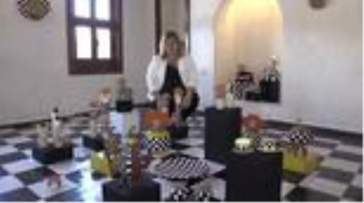 'Sessiz' dünyasını seramik heykellerle yansıtıyor