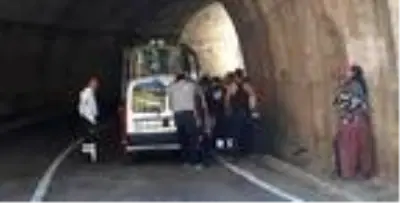 Tunceli'de kamyon ile hafif ticari araç çarpıştı: 1'i ağır, 3 yaralı Tunceli'de kamyon ile hafif ticari araç çarpıştı: 1'i ağır, 3 yaralı