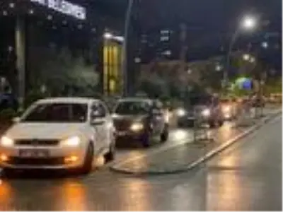 Dolu uyarısı sonrasında vatandaşlar otoparkların kapısında kuyruk oluşturdu