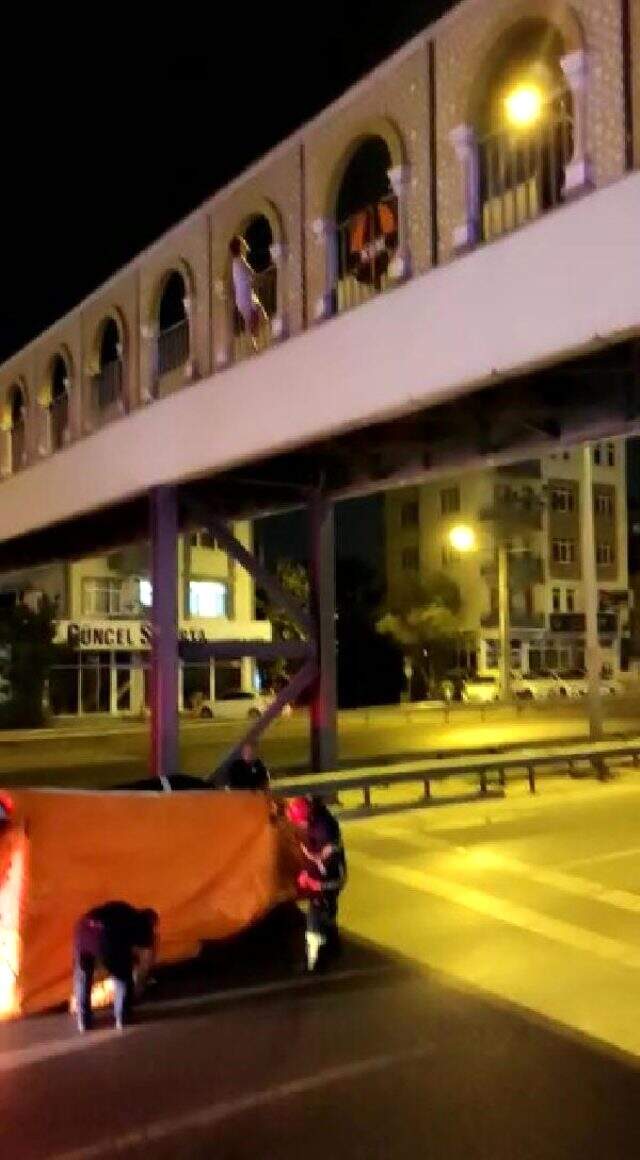 Üst geçidin korkuluklarına çıkan genç kız, intihara kalkıştı