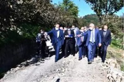 Vali Ustaoğlu ve Başkan Zorluoğlu Arsin ilçesinde toprak kaymalarının yaşandığı Çubuklu... Vali Ustaoğlu ve Başkan Zorluoğlu Arsin ilçesinde toprak kaymalarının yaşandığı Çubuklu...