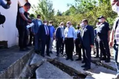Vali Ustaoğlu ve Başkan Zorluoğlu Arsin ilçesinde toprak kaymalarının yaşandığı Çubuklu... Vali Ustaoğlu ve Başkan Zorluoğlu Arsin ilçesinde toprak kaymalarının yaşandığı Çubuklu...