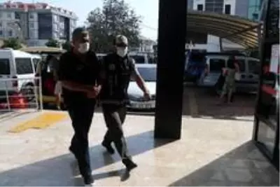Alanya'da 70'lik dede evde sahte içki üretimi yaparken yakalandı Alanya'da 70'lik dede evde sahte içki üretimi yaparken yakalandı