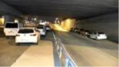 Araçlarını doludan korumak için köprü ve viyadük altlarını otoparka çevirdiler Araçlarını doludan korumak için köprü ve viyadük altlarını otoparka çevirdiler