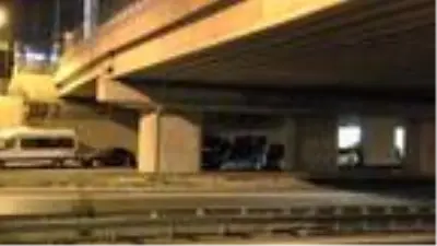 Araçlarını doludan korumak için köprü ve viyadük altlarını otoparka çevirdiler Araçlarını doludan korumak için köprü ve viyadük altlarını otoparka çevirdiler