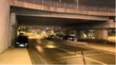 Araçlarını doludan korumak için köprü ve viyadük altlarını otoparka çevirdiler Araçlarını doludan korumak için köprü ve viyadük altlarını otoparka çevirdiler