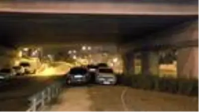 Araçlarını doludan korumak için köprü ve viyadük altlarını otoparka çevirdiler Araçlarını doludan korumak için köprü ve viyadük altlarını otoparka çevirdiler