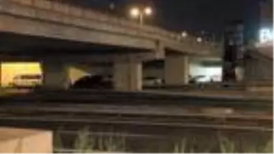 Araçlarını doludan korumak için köprü ve viyadük altlarını otoparka çevirdiler Araçlarını doludan korumak için köprü ve viyadük altlarını otoparka çevirdiler
