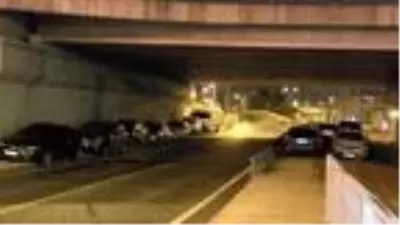 Araçlarını doludan korumak için köprü ve viyadük altlarını otoparka çevirdiler Araçlarını doludan korumak için köprü ve viyadük altlarını otoparka çevirdiler