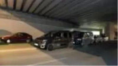 Araçlarını doludan korumak için köprü ve viyadük altlarını otoparka çevirdiler Araçlarını doludan korumak için köprü ve viyadük altlarını otoparka çevirdiler