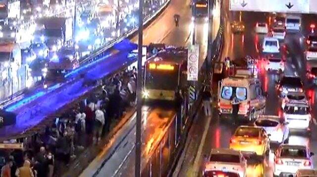 Bir metrobüs başka bir metrobüse arkadan çarptı: 7 yaralı