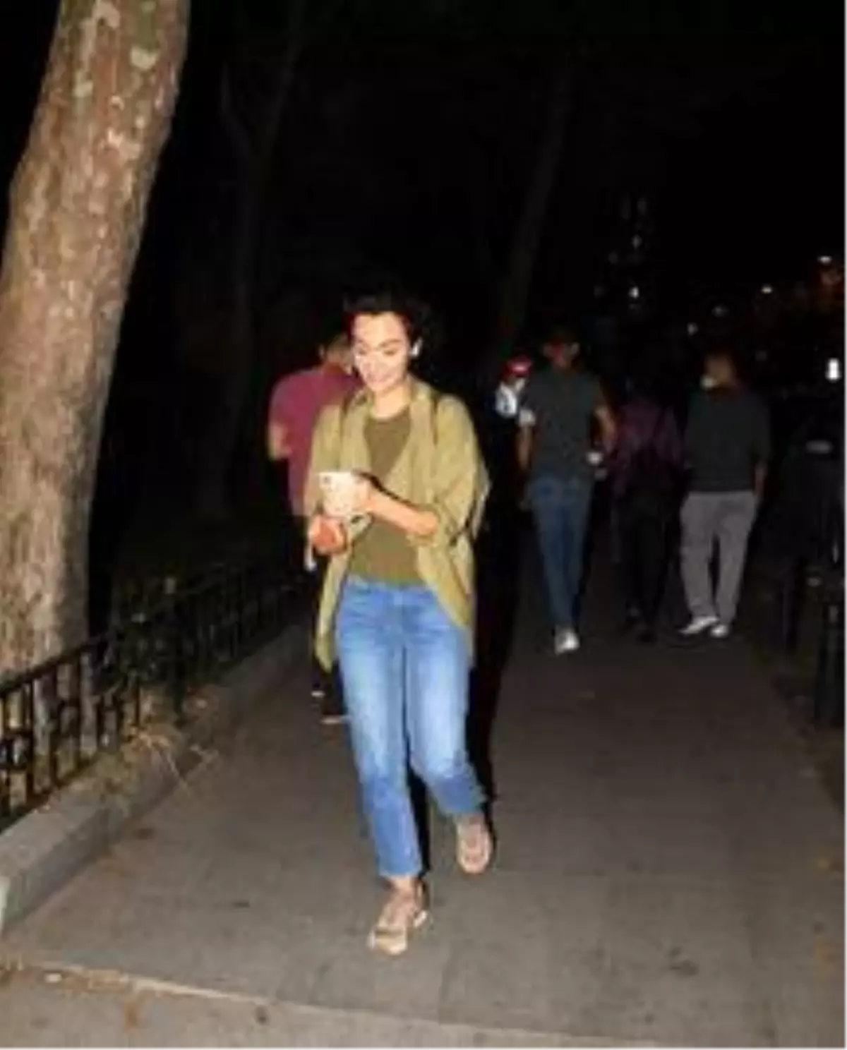 Birce Akalay'ın araç takipli akşam yürüyüşü