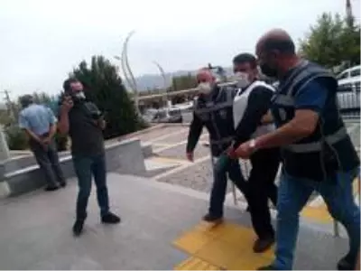 Canlı yayında işlediği cinayeti itiraf eden Süleyman Gürbüz Gediz'de adli makamlara sevk edildi Canlı yayında işlediği cinayeti itiraf eden Süleyman Gürbüz Gediz'de adli makamlara sevk edildi