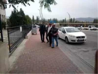 Canlı yayında işlediği cinayeti itiraf eden Süleyman Gürbüz Gediz'de adli makamlara sevk edildi Canlı yayında işlediği cinayeti itiraf eden Süleyman Gürbüz Gediz'de adli makamlara sevk edildi