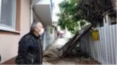 Edirne'de sağanak; ahşap bina çöktü Edirne'de sağanak; ahşap bina çöktü