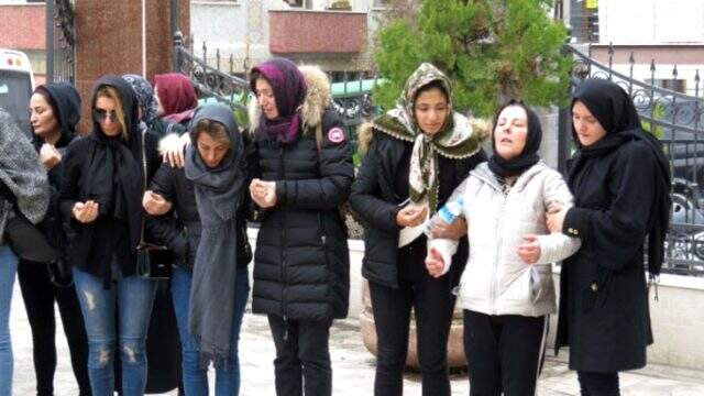 Evli ve çocuklu adam, sevgilisini parke taşı ile dövüp perde zinciriyle boğdu