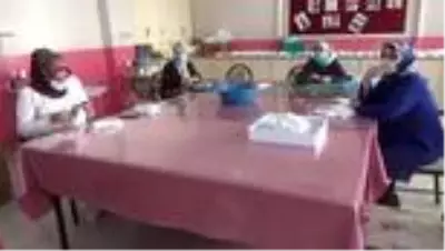 Gönüllü öğretmen ve usta öğreticiler 70 bin maske üretti Gönüllü öğretmen ve usta öğreticiler 70 bin maske üretti