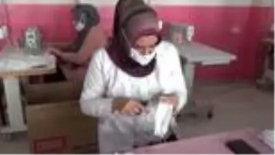 Gönüllü öğretmen ve usta öğreticiler 70 bin maske üretti Gönüllü öğretmen ve usta öğreticiler 70 bin maske üretti