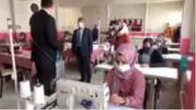 Gönüllü öğretmen ve usta öğreticiler 70 bin maske üretti Gönüllü öğretmen ve usta öğreticiler 70 bin maske üretti