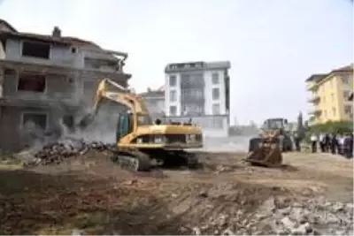 Isparta'da 80 metruk binanın yıkımı gerçekleştirildi