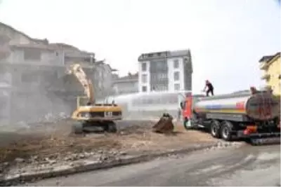 Isparta'da 80 metruk binanın yıkımı gerçekleştirildi
