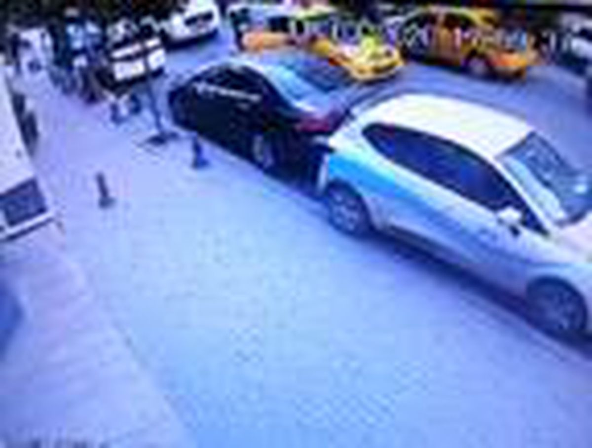 İSTANBUL'DA EVLERDEN HIRSIZLIK YAPAN İKİZ KARDEŞLER KAMERADA