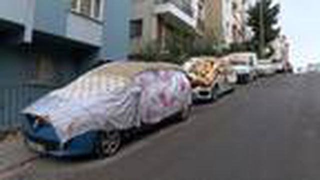 Herkes beklenen dolu için hazırlık yaparken onun rahatlığı dikkat çekti: Bu havada dolu molu yağmaz