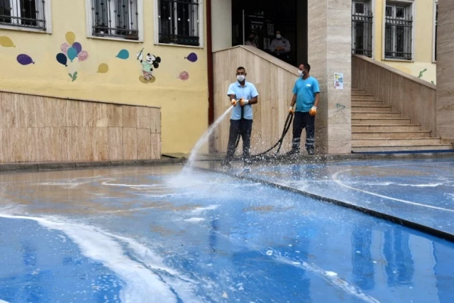 İzmit'te okullar yüz yüze eğitim öncesi temizleniyor