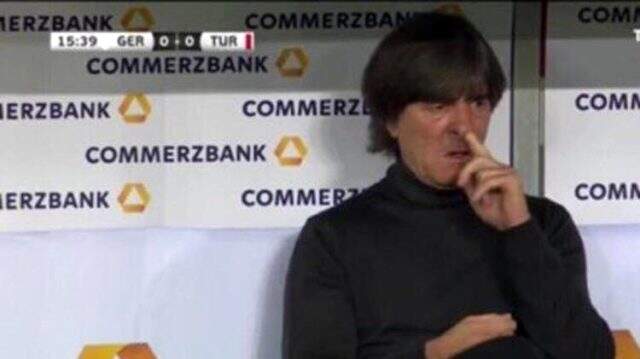 Joachim Löw, Türkiye maçında yine burnunu karıştırırken kameralara yakalandı Joachim Löw, Türkiye maçında yine burnunu karıştırırken kameralara yakalandı