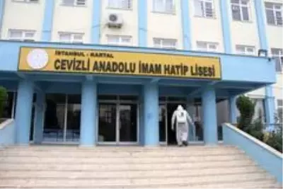 Kartal Belediyesi, öğrencileri ile buluşacak okulları dezenfekte ediyor