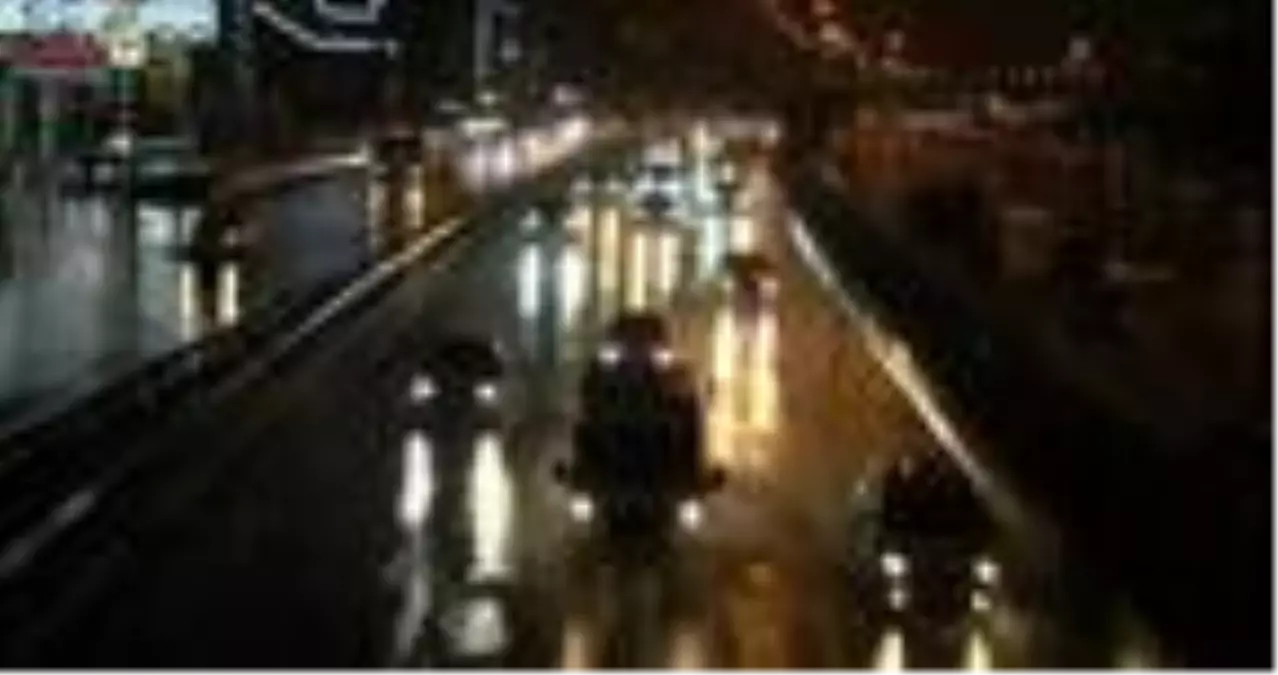 Kartal'da sağanak yağmurda 1,5 metre yüksekliğindeki bahçe duvarı çöktü