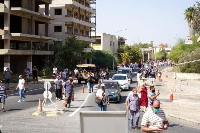 Kıbrıslılar kapıların açılmasıyla Maraş'a akın etti