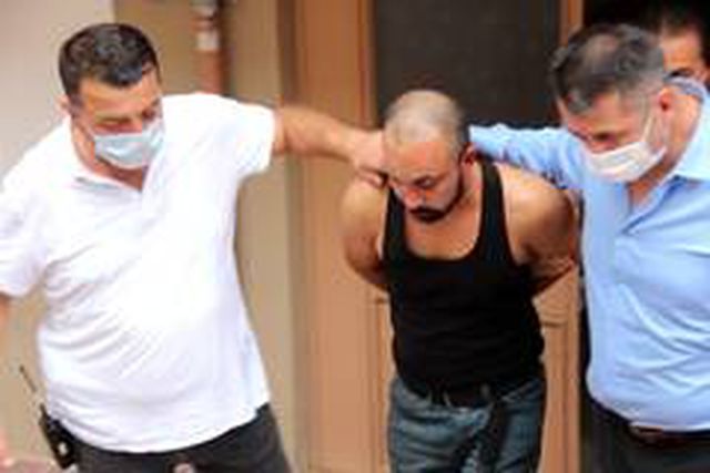 Kocaeli'nde dehşet dolu anlar: Eli bıçaklı bir şahıs, yaşlı kadını kendi evinde rehin aldı