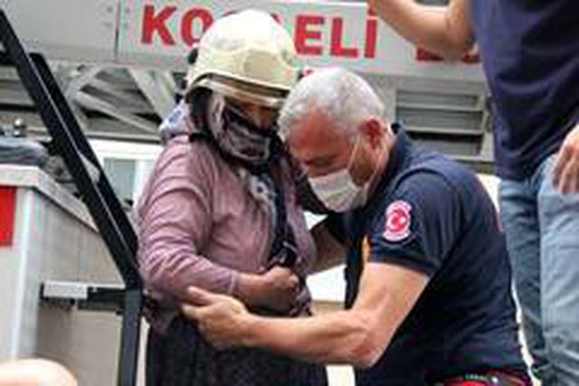 Kocaeli'nde dehşet dolu anlar: Eli bıçaklı bir şahıs, yaşlı kadını kendi evinde rehin aldı