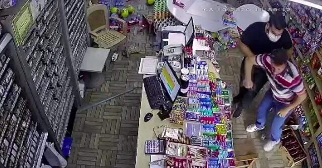 Komşusu büfeciyi dükkanında defalarca bıçaklayarak yaraladı! Dehşet anları kamerada