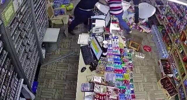 Komşusu büfeciyi dükkanında defalarca bıçaklayarak yaraladı! Dehşet anları kamerada