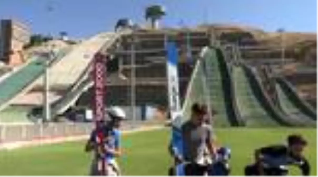 Milli sporcular, kayakla atlayıp ay yıldızlı bayrakları açarak Azerbaycan'a destek verdi