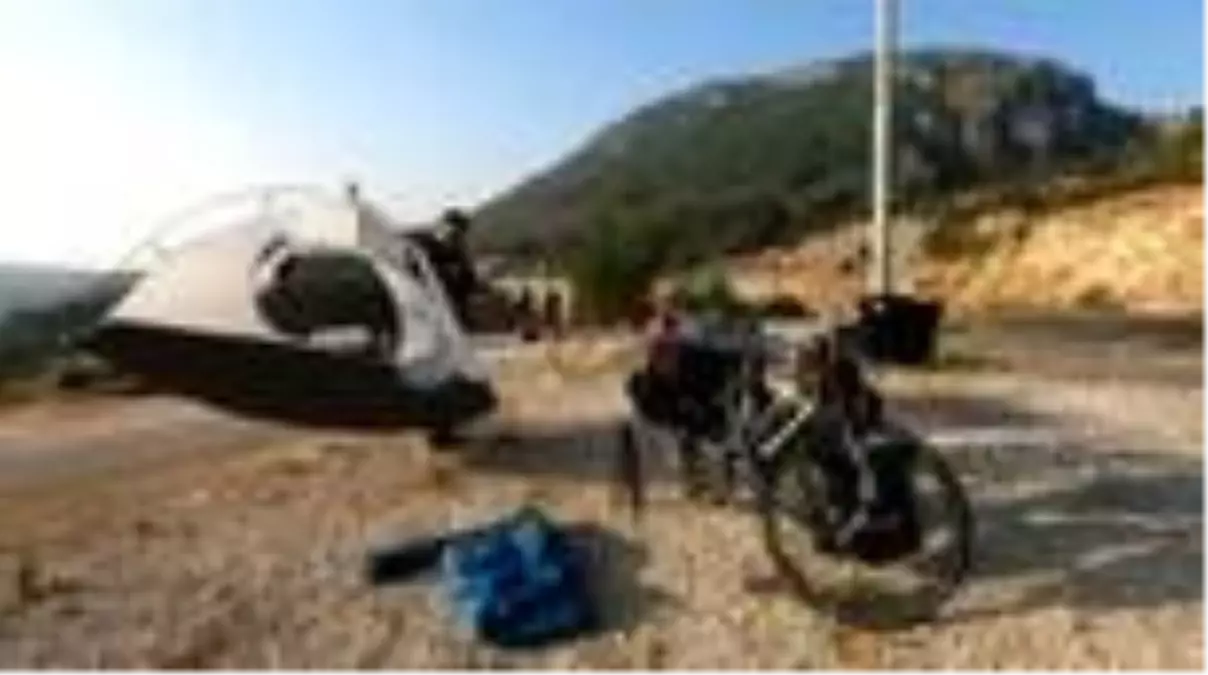 'Otobüs paranı verip evine yollayalım' diyenlere rağmen Türkiye'yi gezme hayaliyle pedal çeviriyor