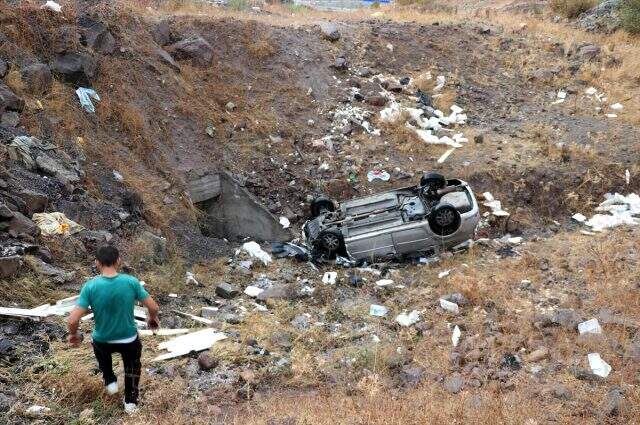 Otomobil 10 metre yükseklikten dere yatağına devrildi: 2 ölü, 3 yaralı