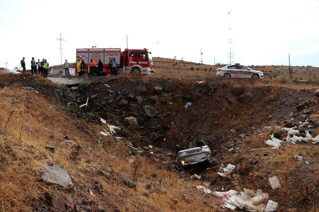 Otomobil 10 metre yükseklikten dere yatağına devrildi: 2 ölü, 3 yaralı