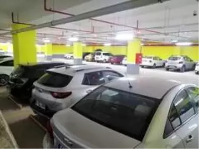 Yoğun yağış uyarısı sonrası sürücüler otoparklara akın etti Yoğun yağış uyarısı sonrası sürücüler otoparklara akın etti