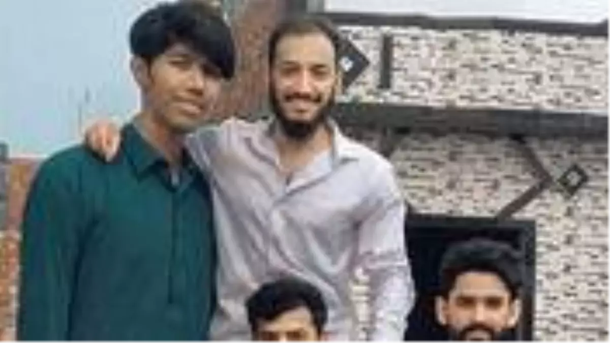 Pakistan'da 2.28 cm'lik genç görenleri hayrete düşürüyor