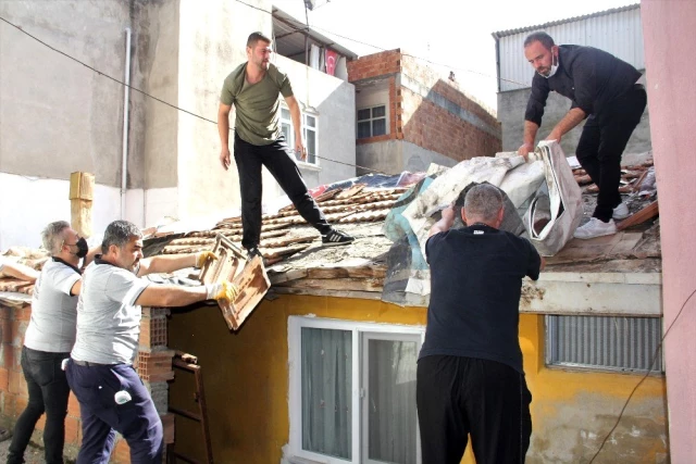 Samsun'da yaşlı kadının çatı onarımı için seferber oldular
