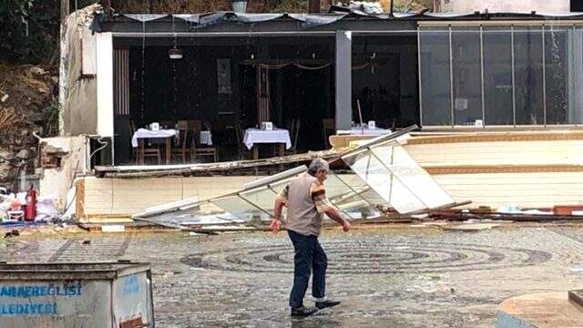 Tekirdağ'da oluşan hortum yerleşim yerlerine zarar verdi