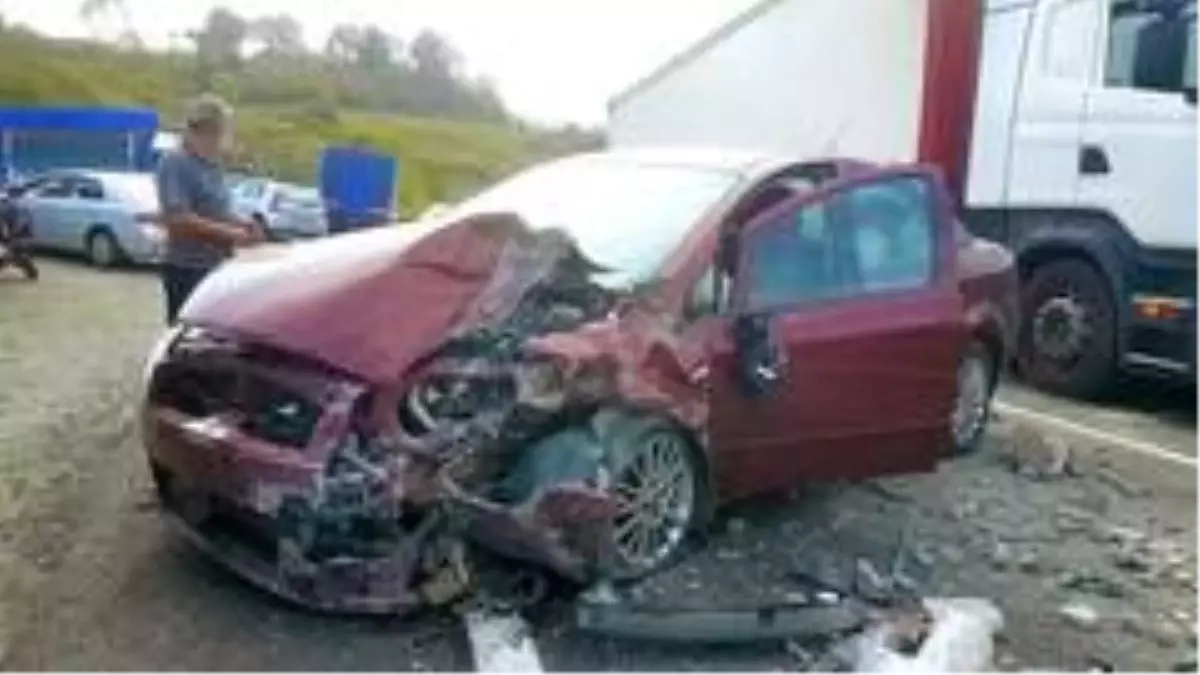 Tırın dorsesinden düşen briketler kazaya yol açtı: 4 yaralı