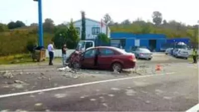 Tırın dorsesinden düşen briketler kazaya yol açtı: 4 yaralı