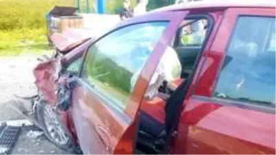Tırın dorsesinden düşen briketler kazaya yol açtı: 4 yaralı